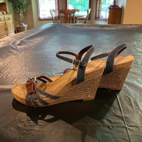 🔥SALE🔥 Tan and blue size 9 wedged heel sandal - Picture 5 of 5